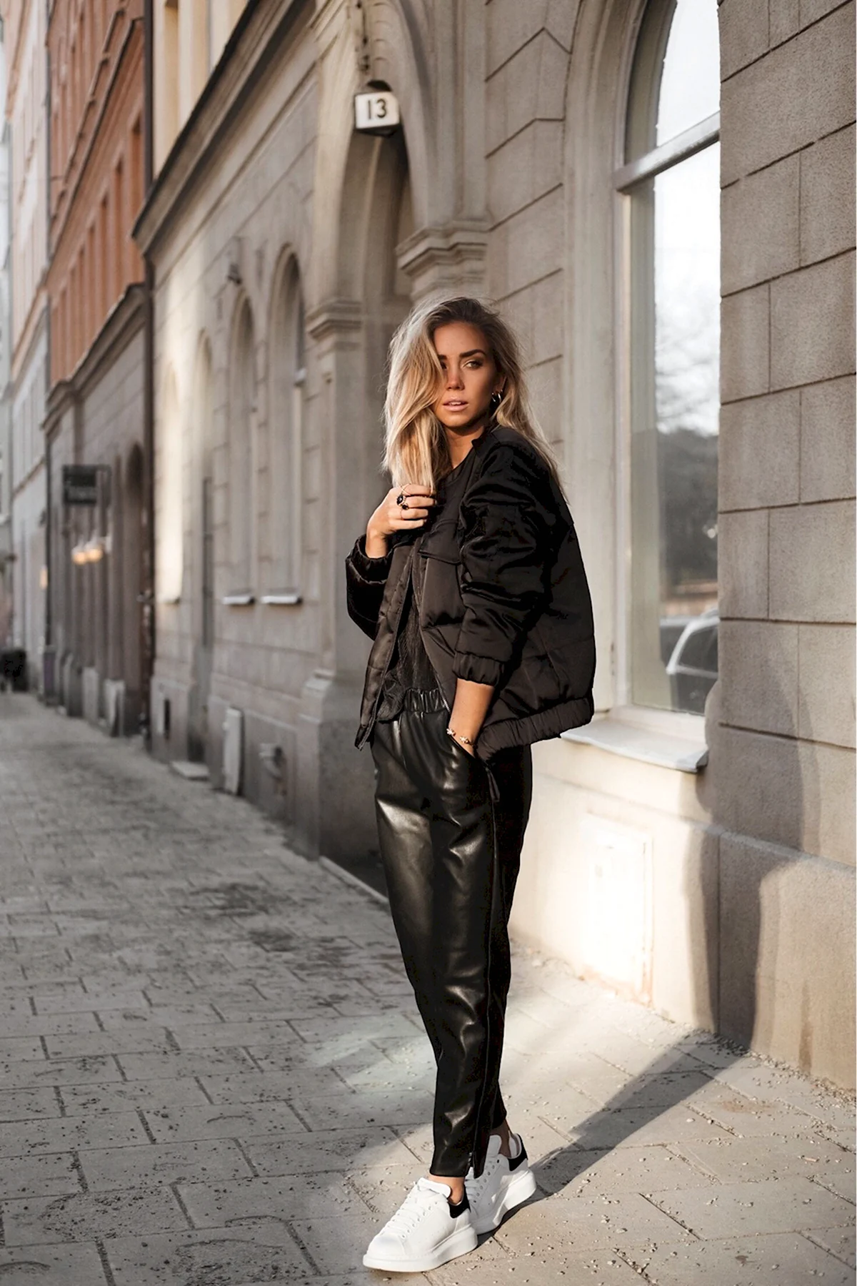 Образ с кожаными штанами