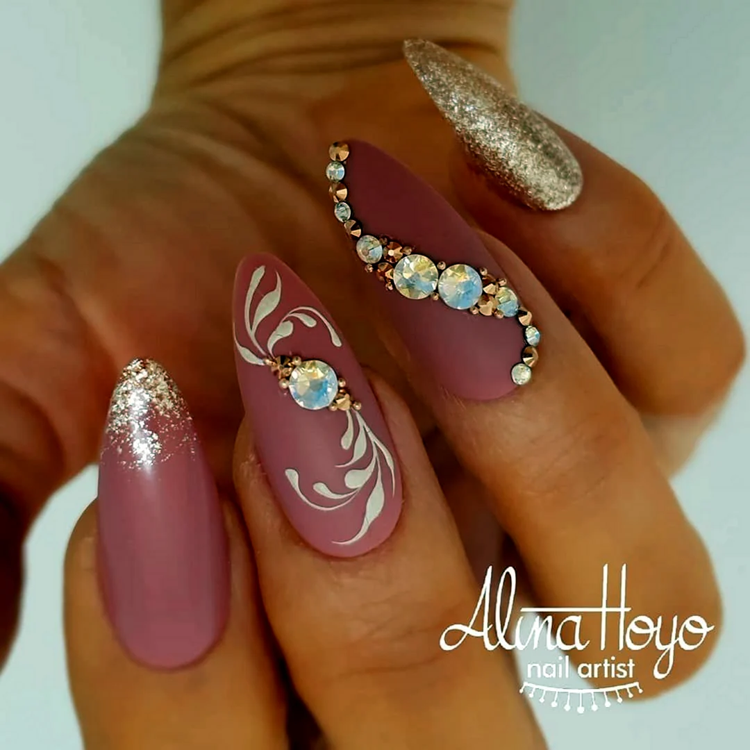 Шикарный маникюр со стразами миндаль