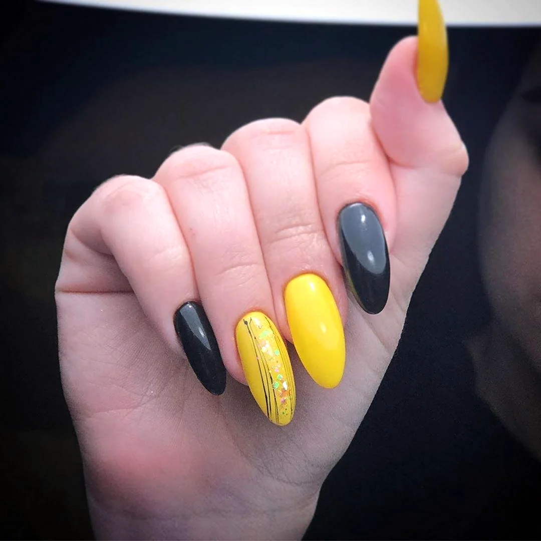 Маникюр жёлтый с чёрным
