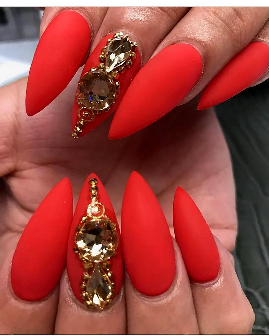 Красный матовый маникюр на острые ногти