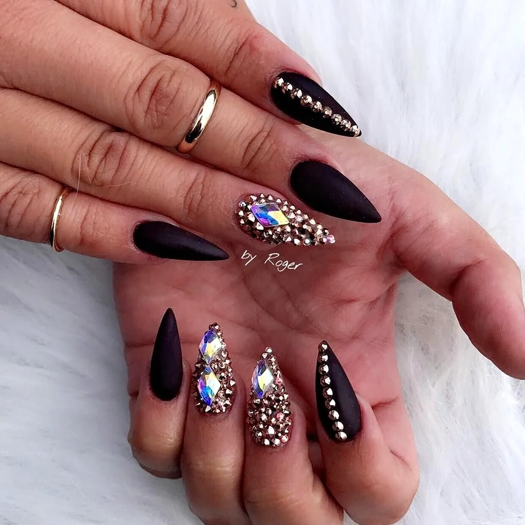Острые ногти со стразами