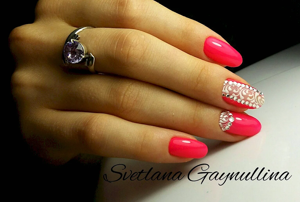 Яркий маникюр со стразами
