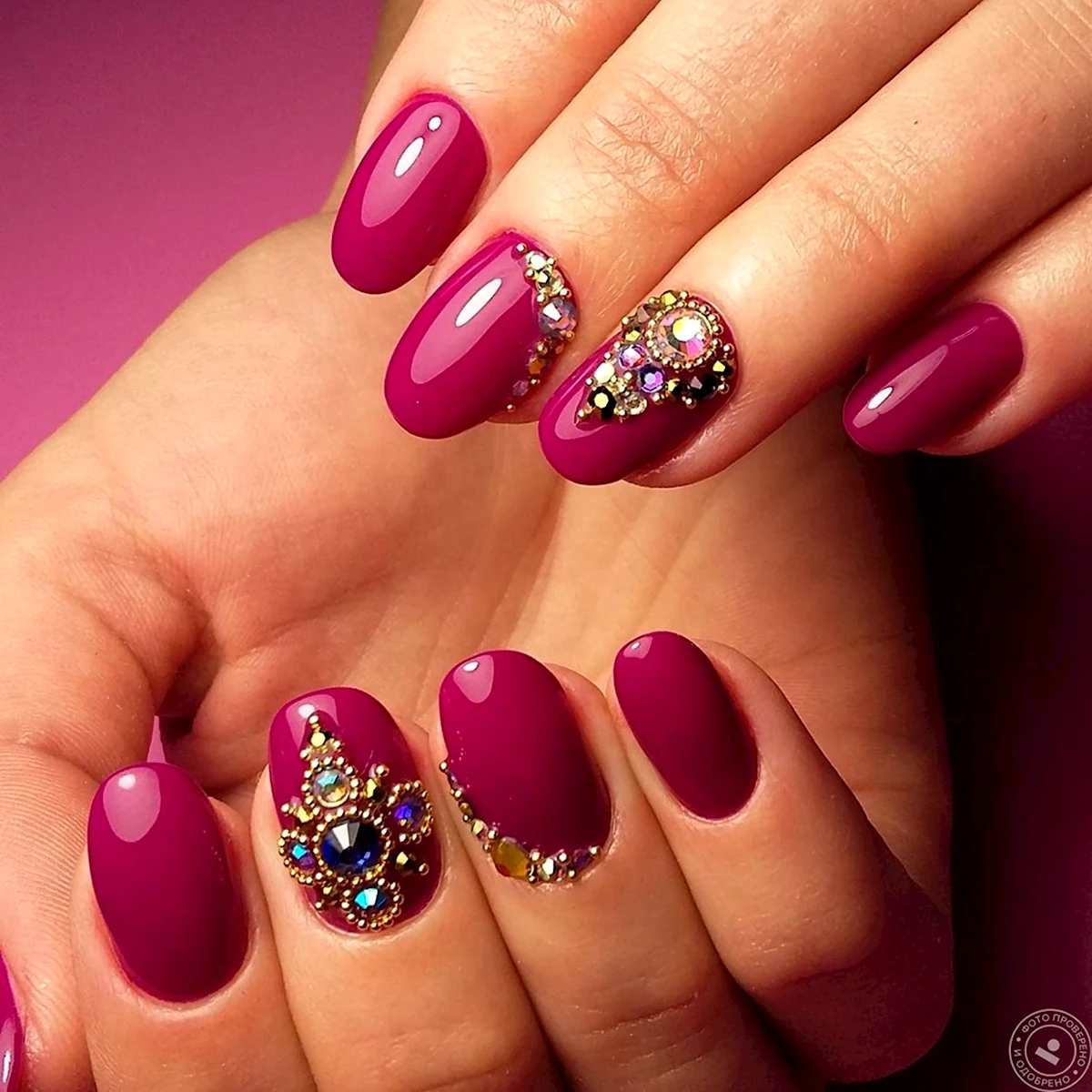 Красный маникюр с инкрустацией
