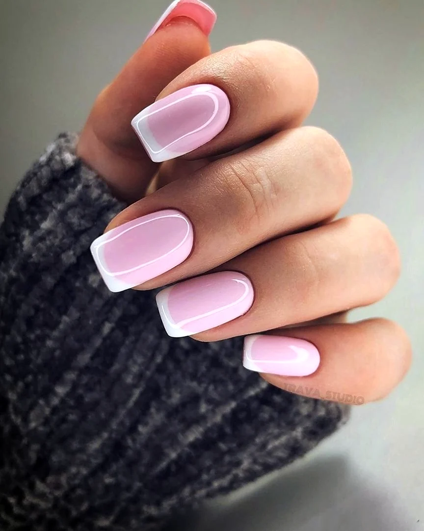 Розовый маникюр