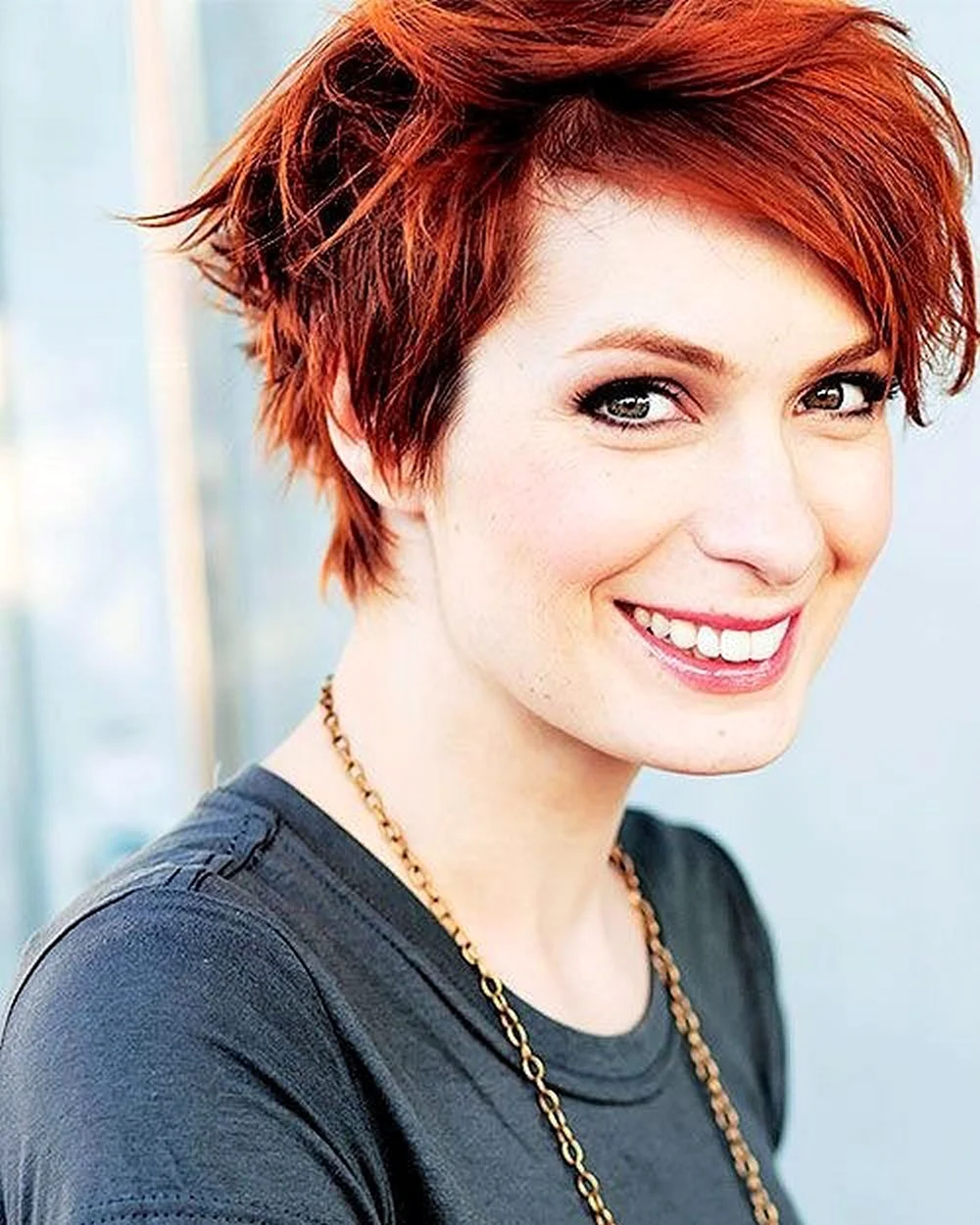 Фелиша Дэй с короткой стрижкой