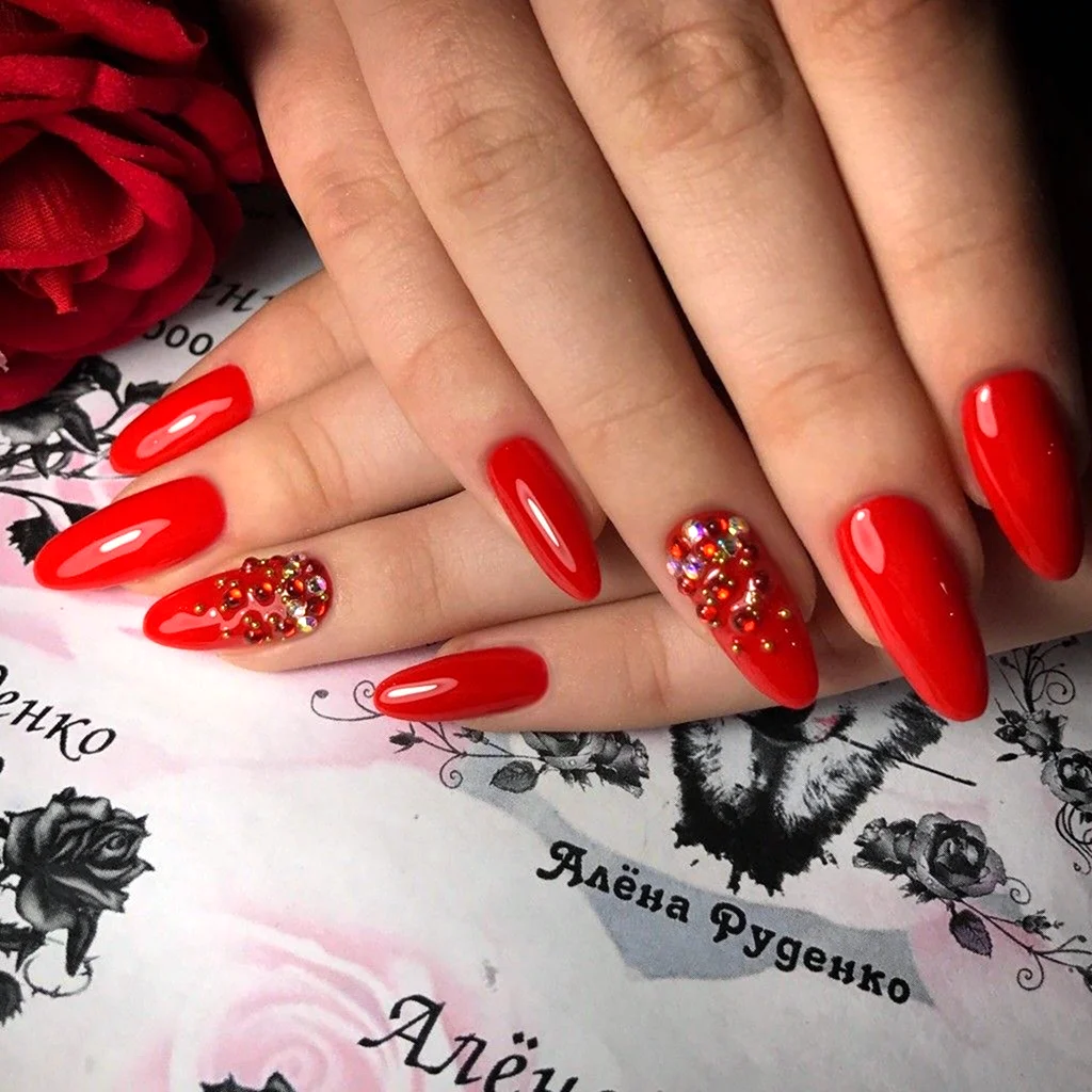 Яркий красный маникюр со стразами