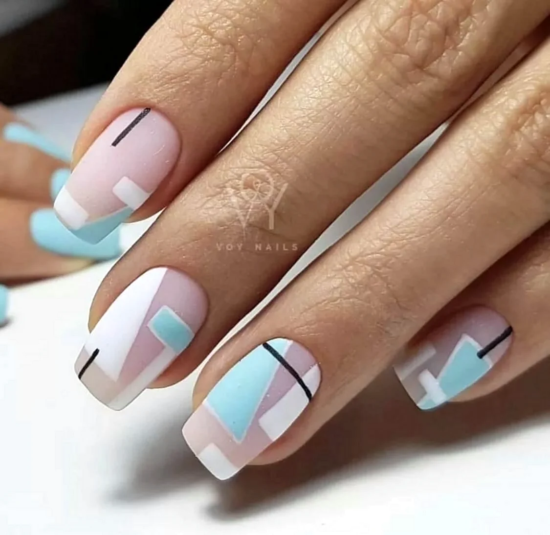 Геометрический маникюр