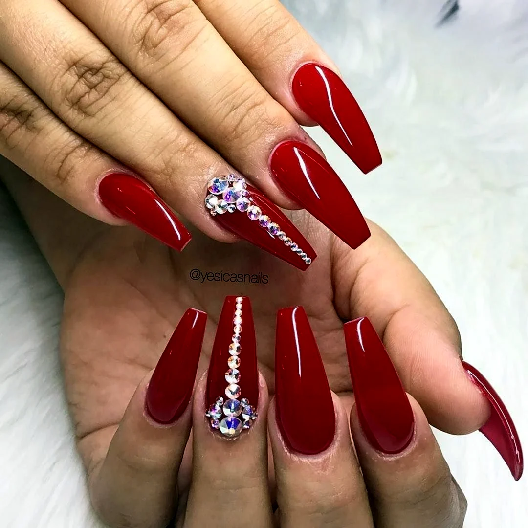 Красные острые ногти