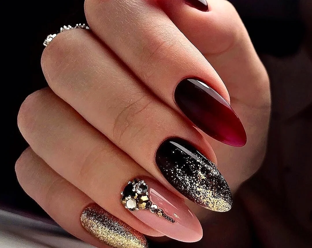 Маникюр на миндальные ногти с золотом