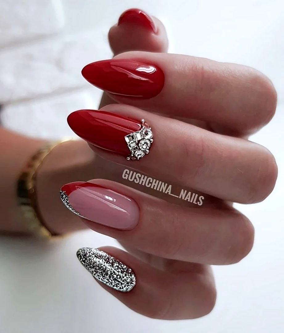Красные ногти со стразами миндаль