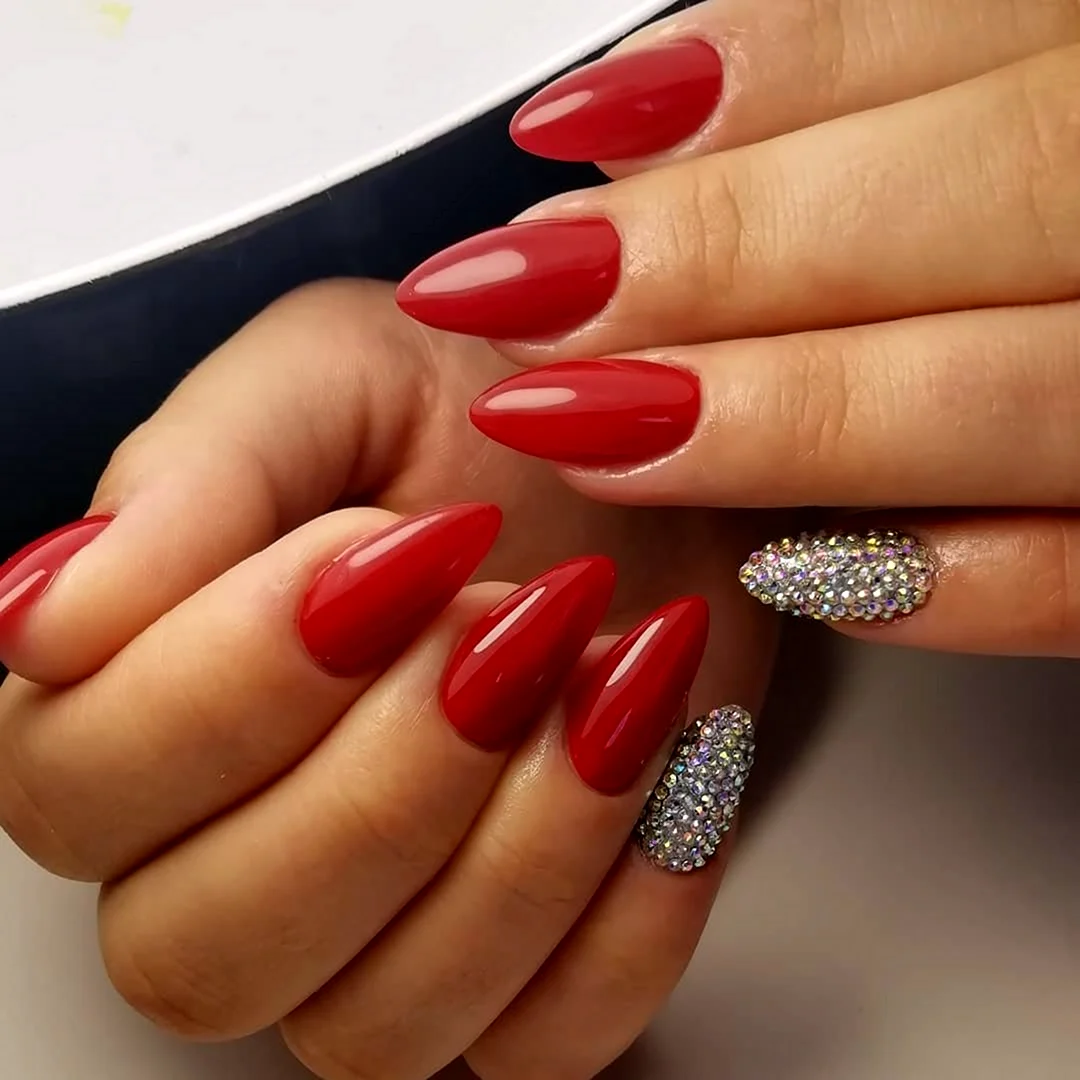Красный маникюр со стразами