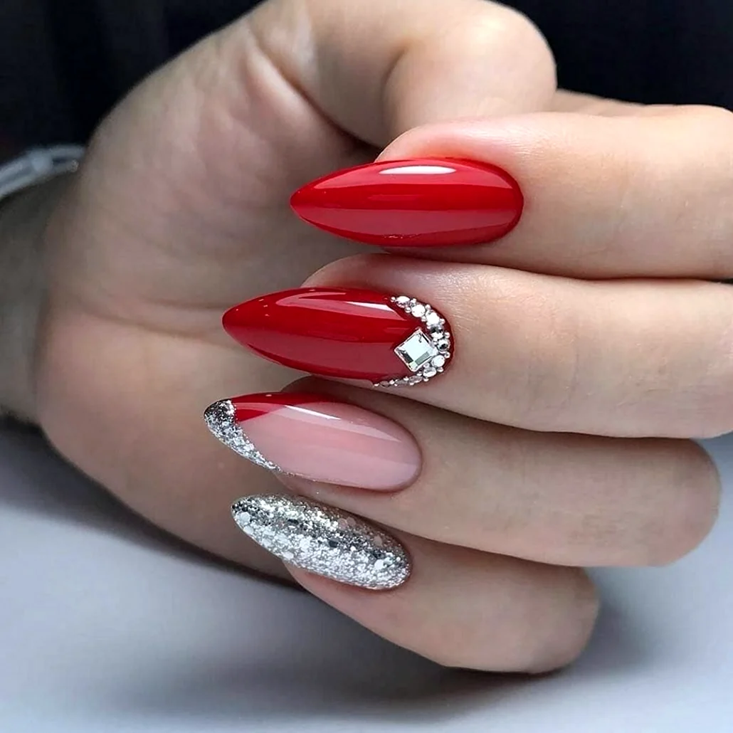 Красный маникюр на миндалевидных ногтях 2022