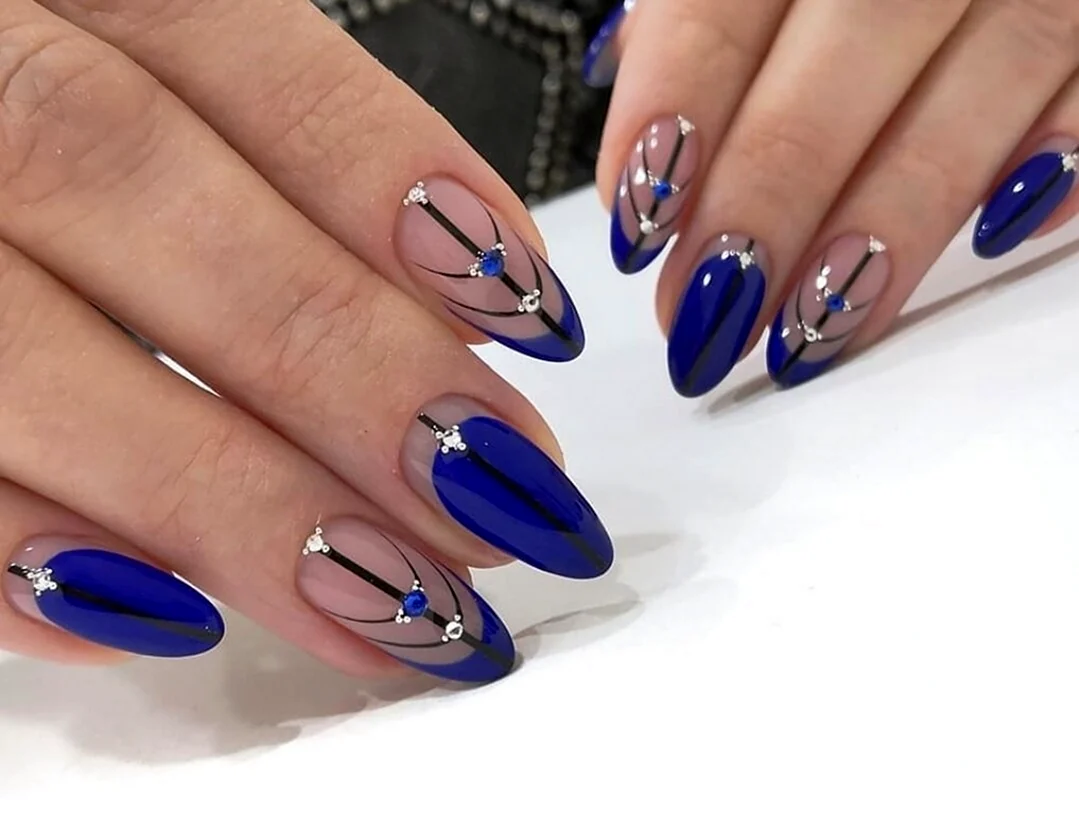 Синий френч на овальных ногтях