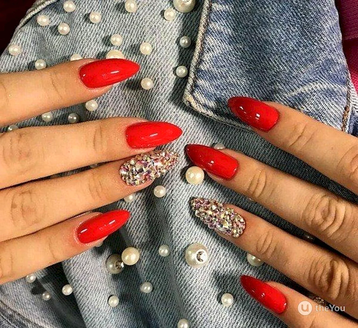 Красный маникюр со стразами миндаль