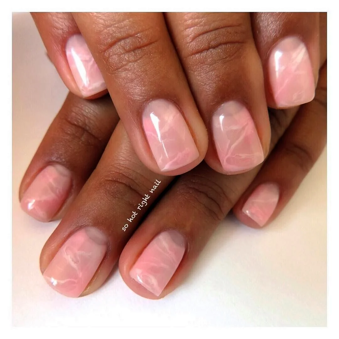 Прозрачный розовый маникюр