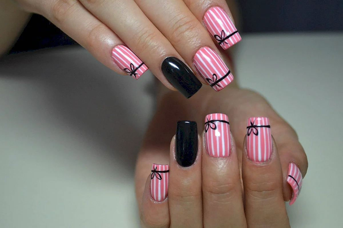 Маникюр розовый с полосками