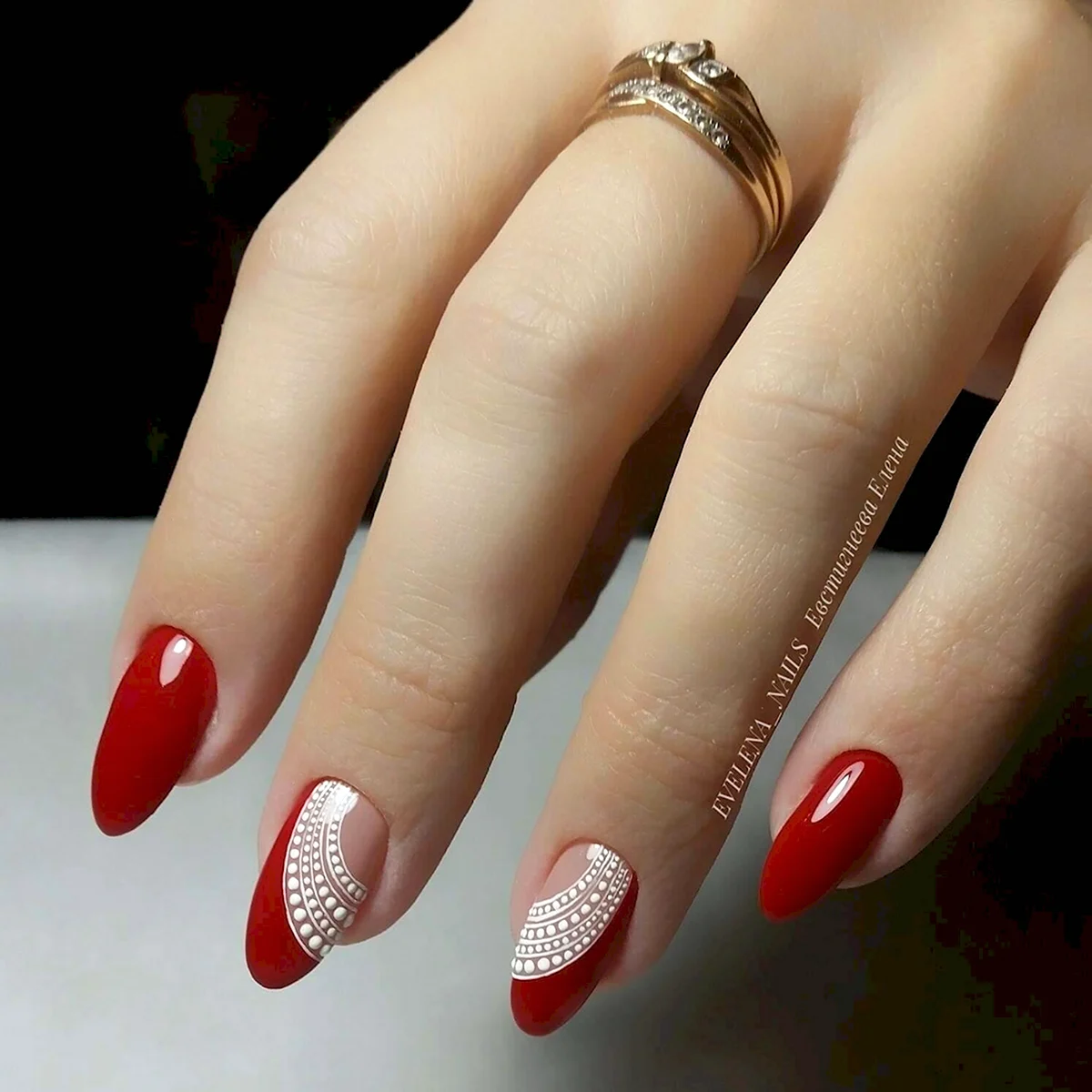 Красный маникюр на миндалевидных ногтях 2021