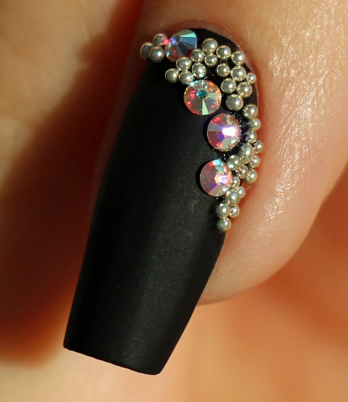 Маникюр со стразами Сваровски
