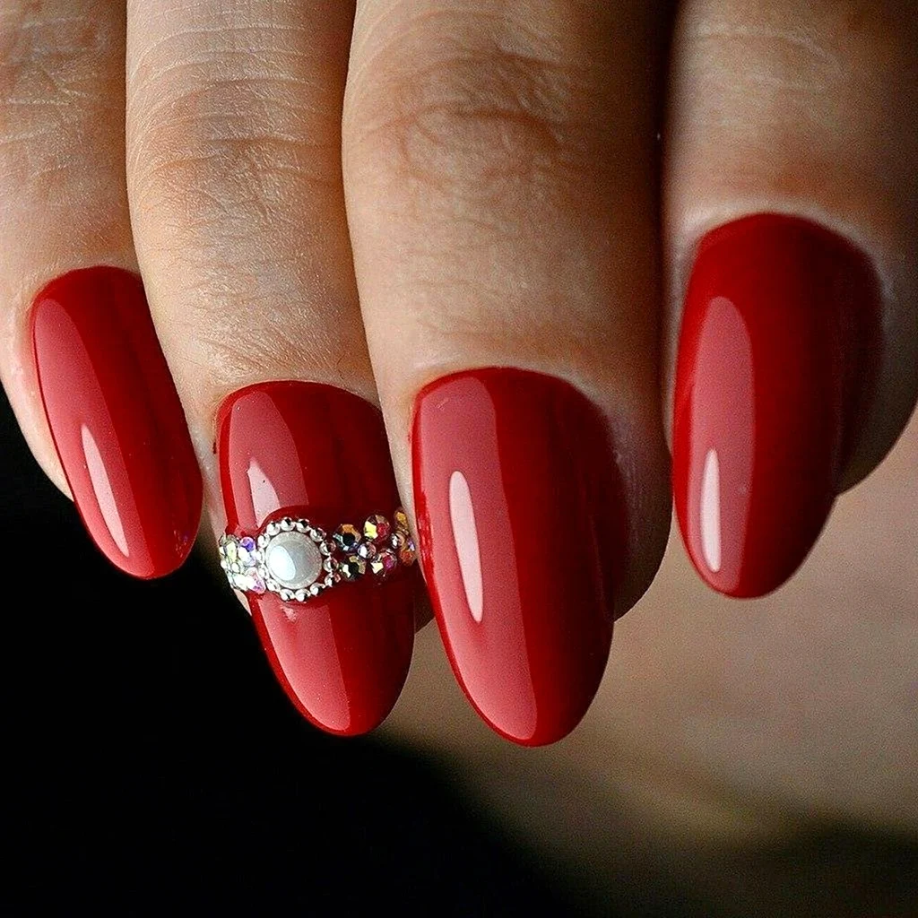 Красные ногти со стразами