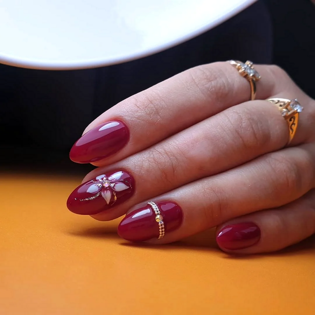 Маникюр с колечком на ногте