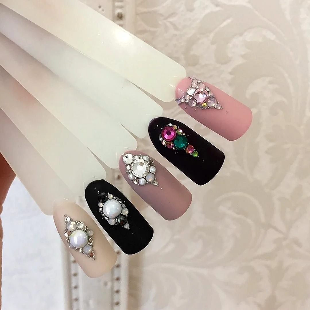 Выкладка страз маникюр