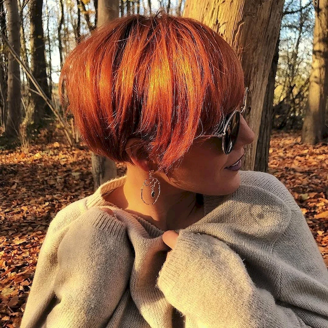 Рыжая девушка с короткими волосами