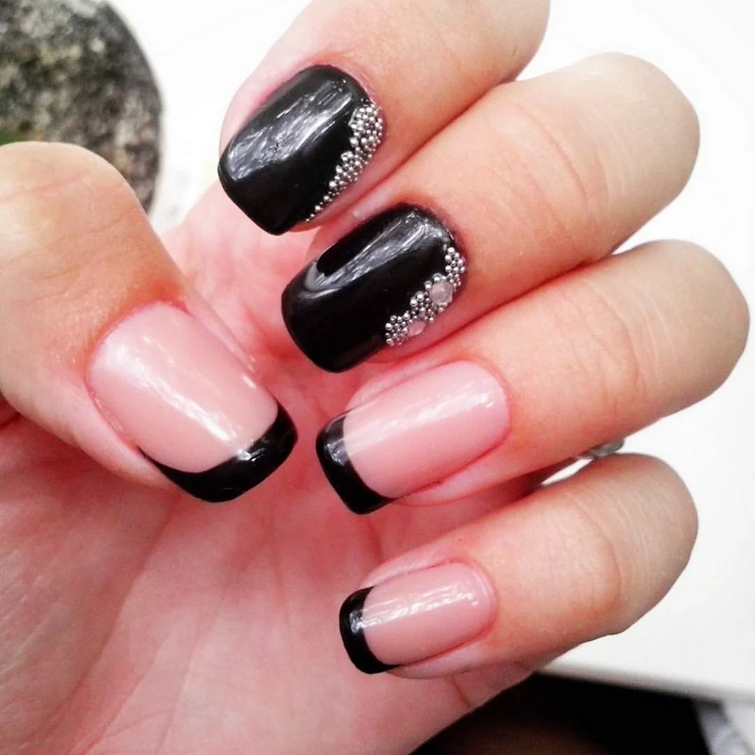 Маникюр френч розовый с черным