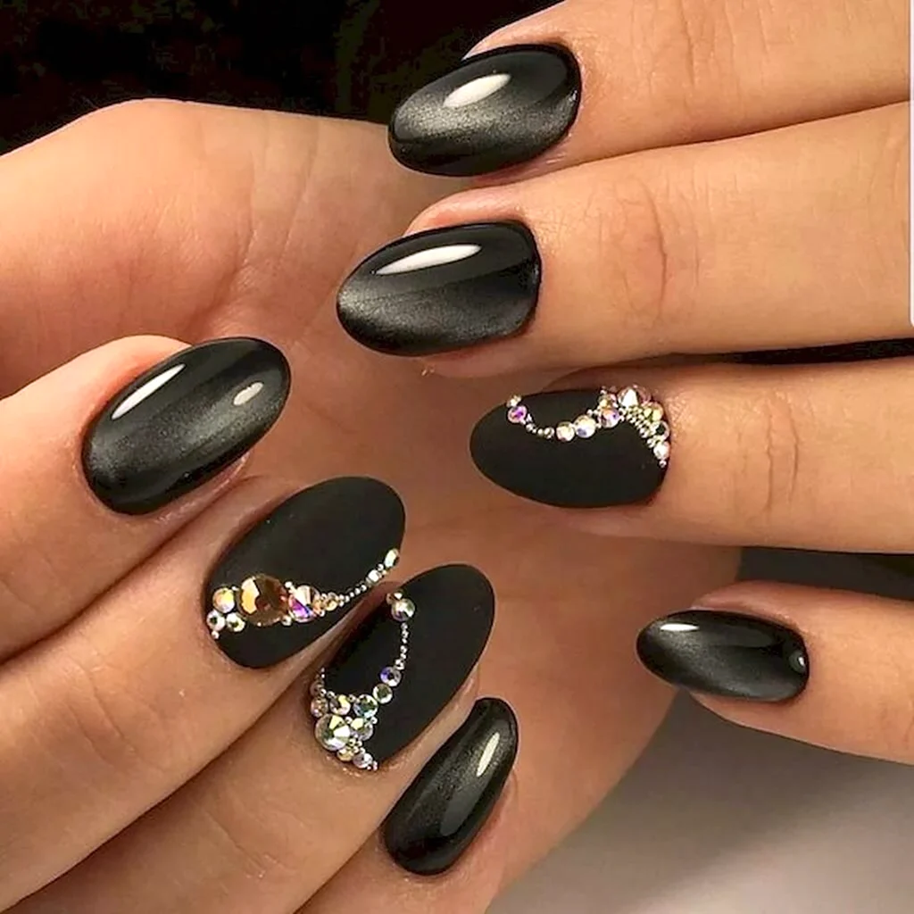 Черный маникюр с камушками
