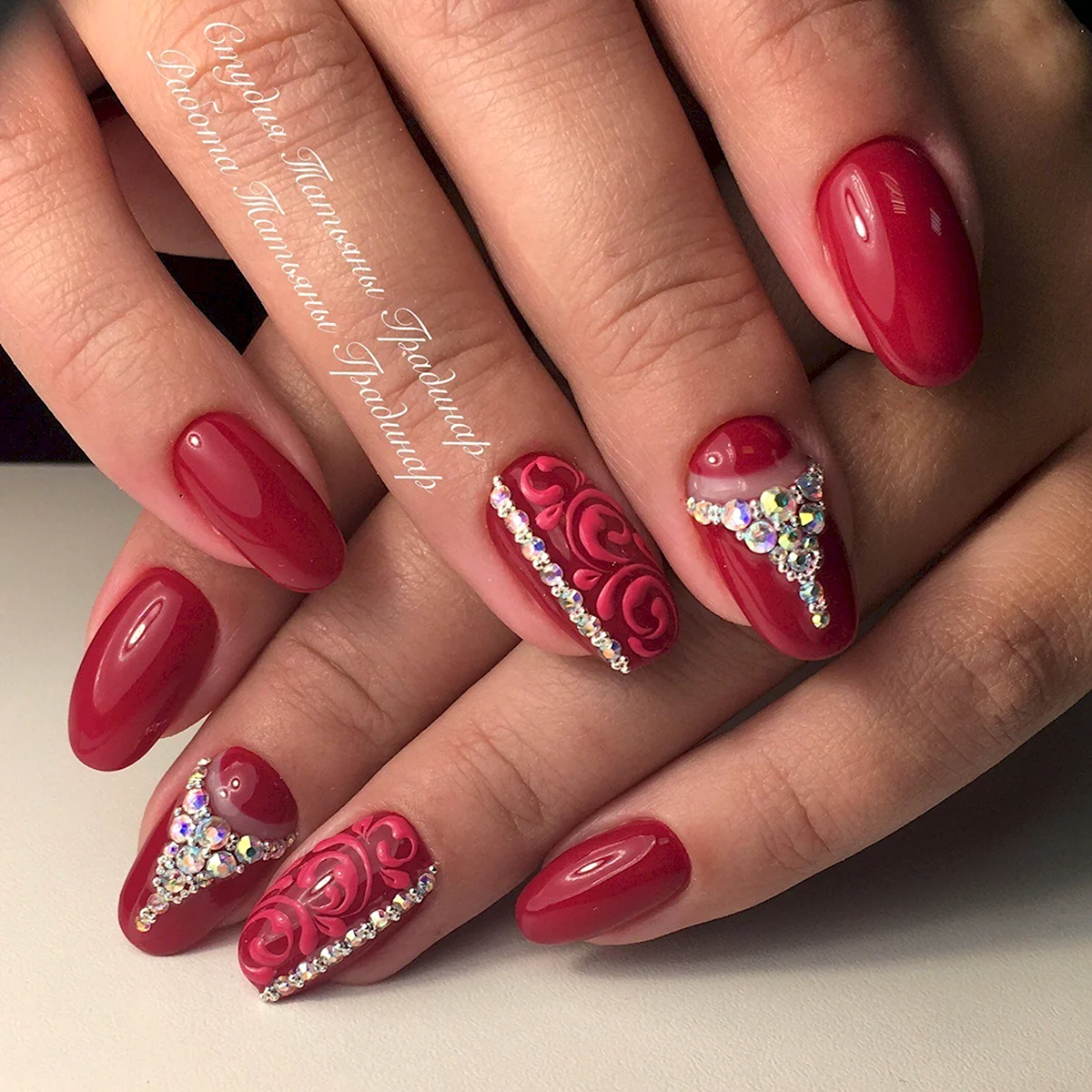 Красный маникюр с камушками