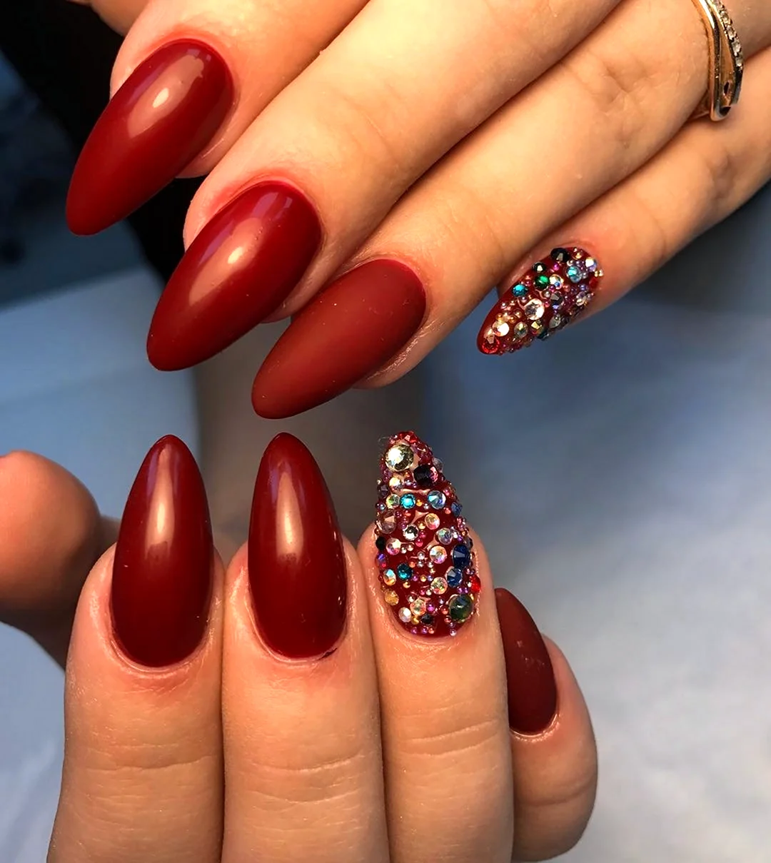Красные ногти с камнями