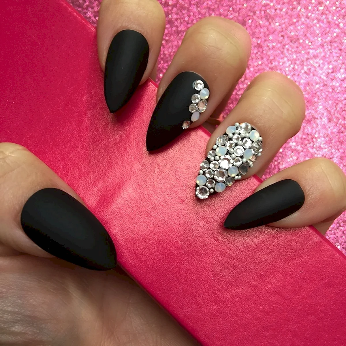Чёрный матовый маникюр со стразами