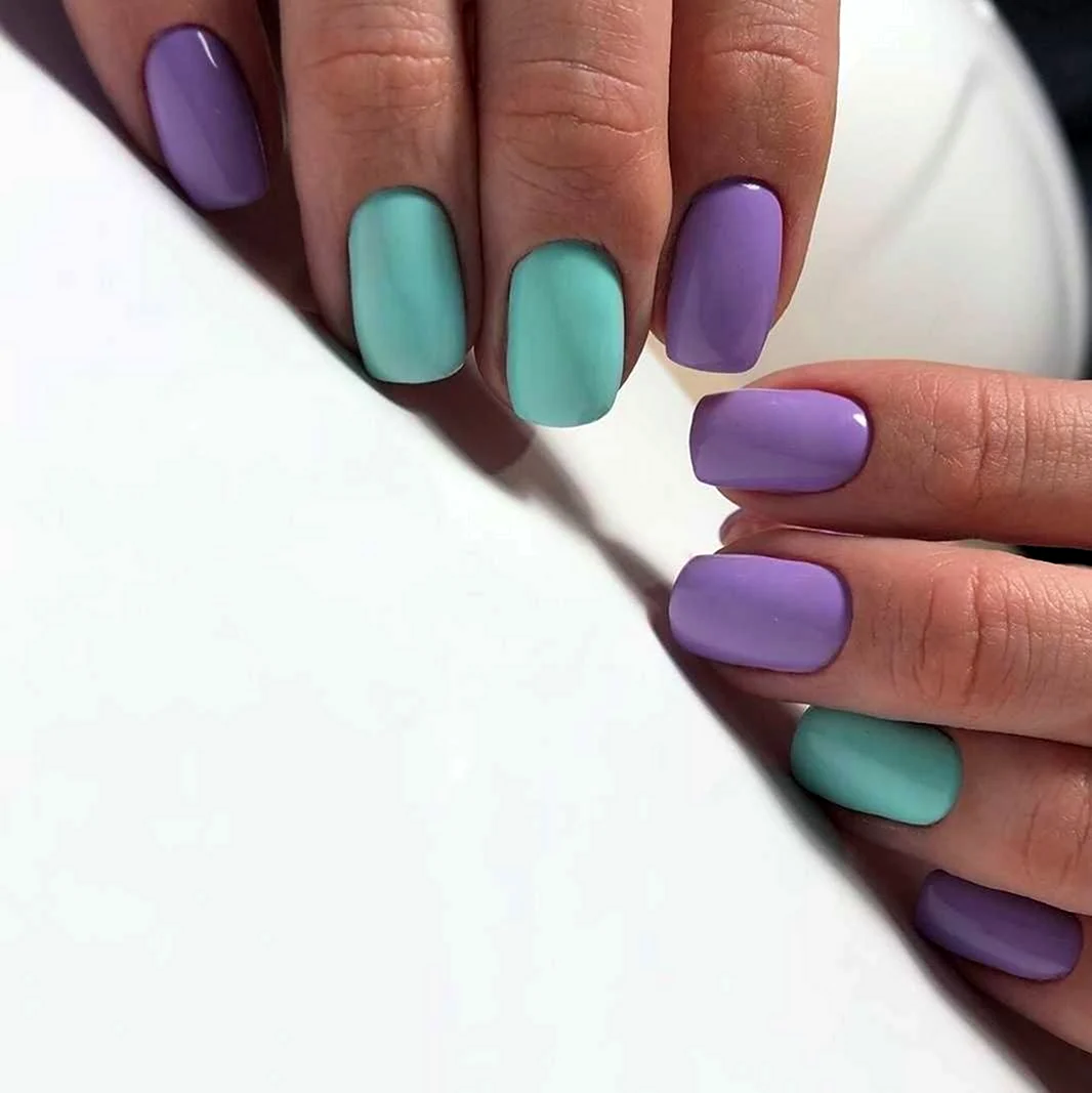 Маникюр бирюзовый с сиреневым