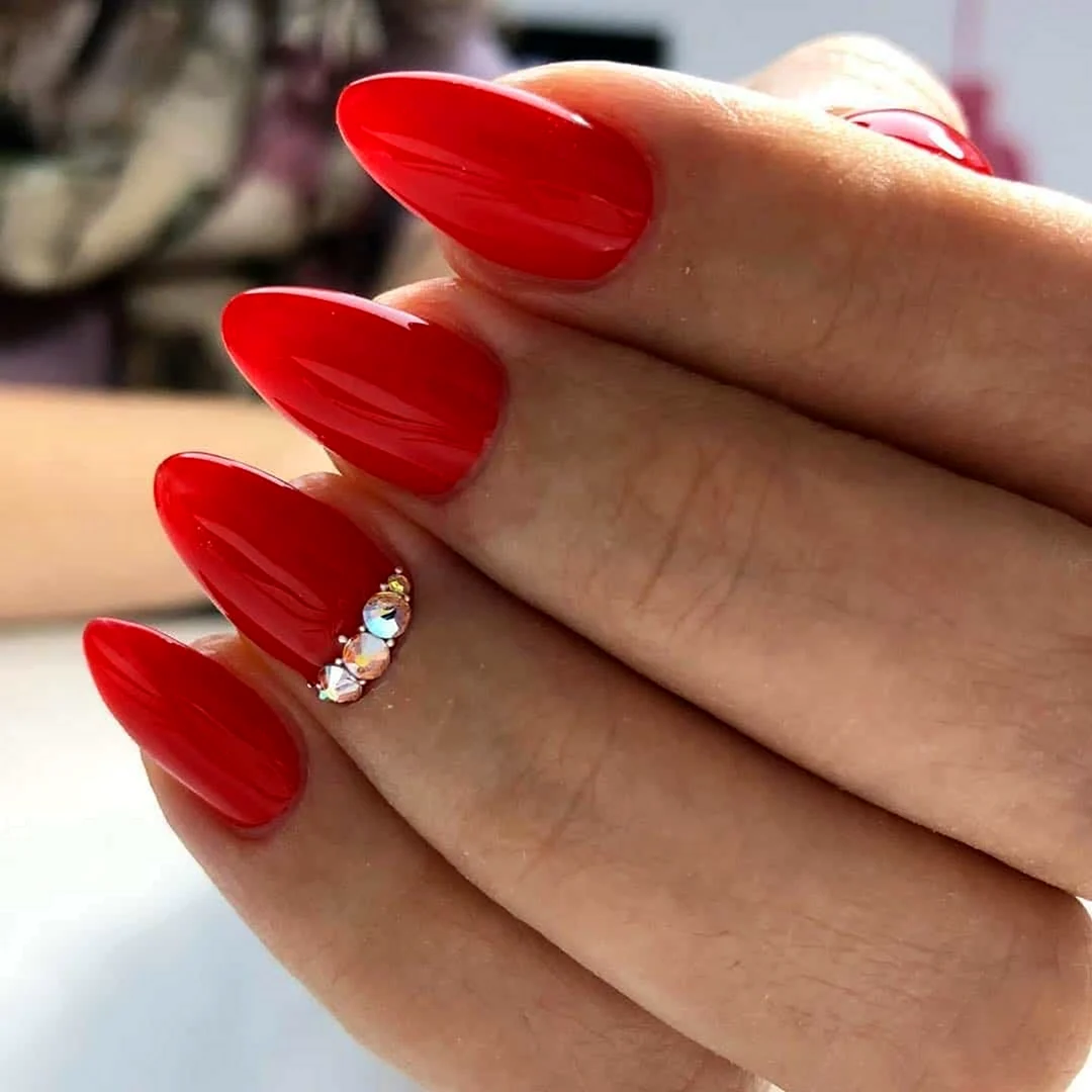 Красный маникюр 2023 миндаль