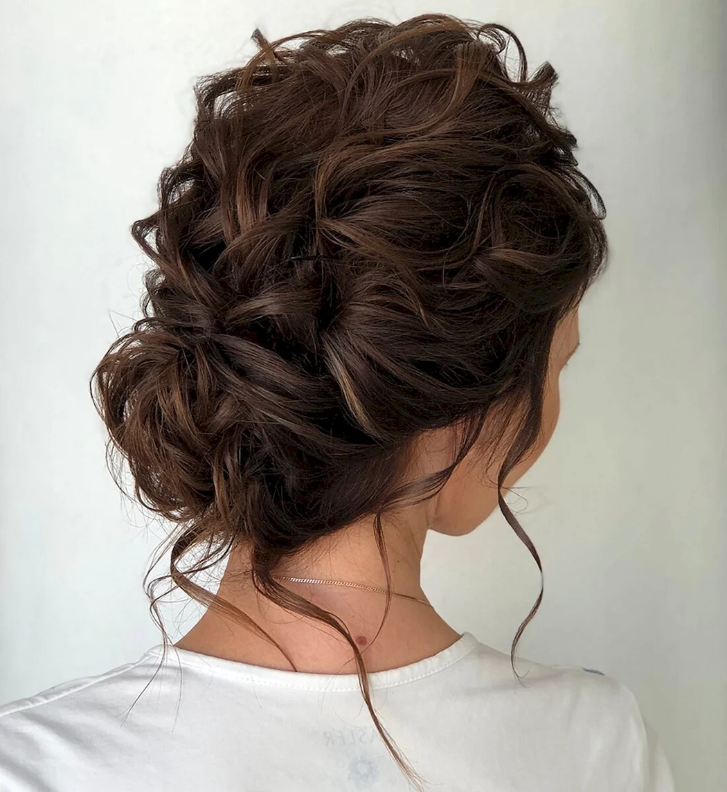 Прическа небрежный пучок