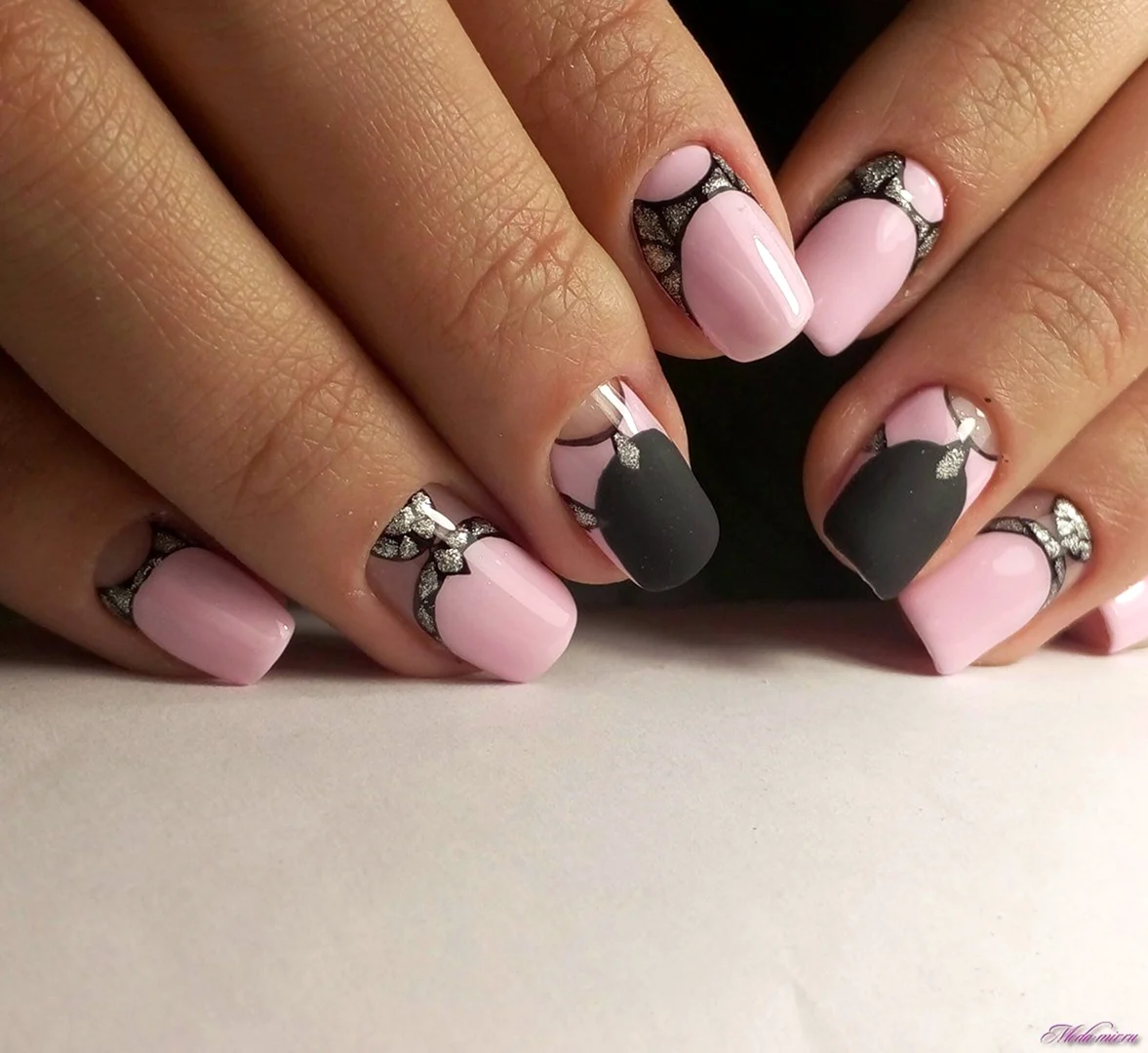 Маникюр розовый с черным