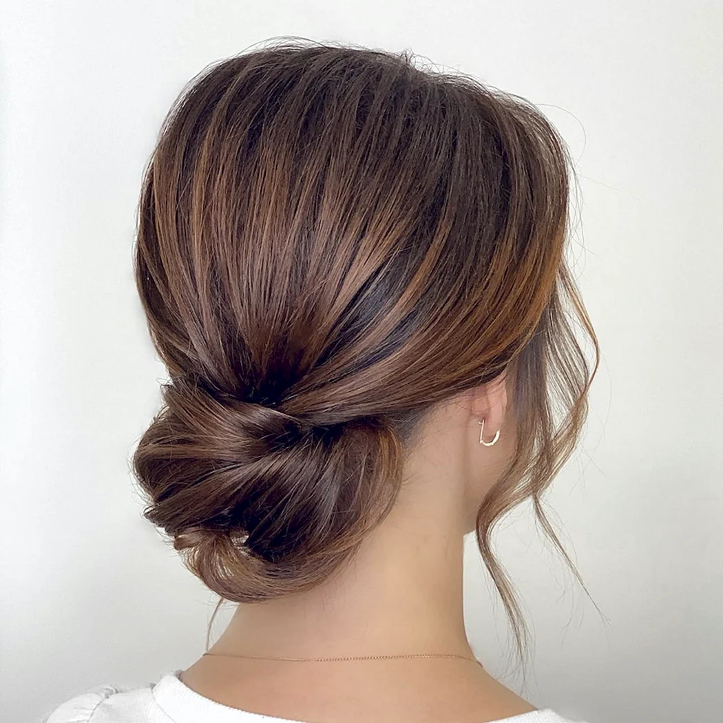 Низкий пучок на средние волосы