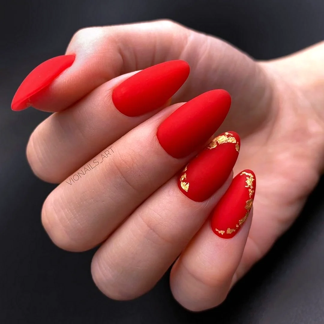 Красный матовый маникюр 2022 миндаль