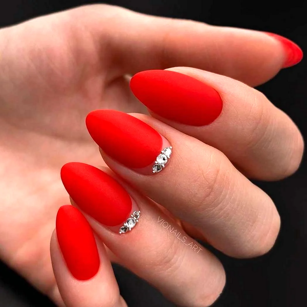 Красные ногти круглые