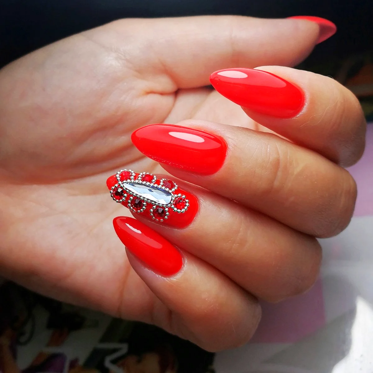 Красные ногти со стразами