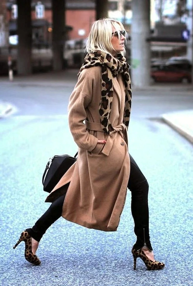 Шарф к бежевому пальто