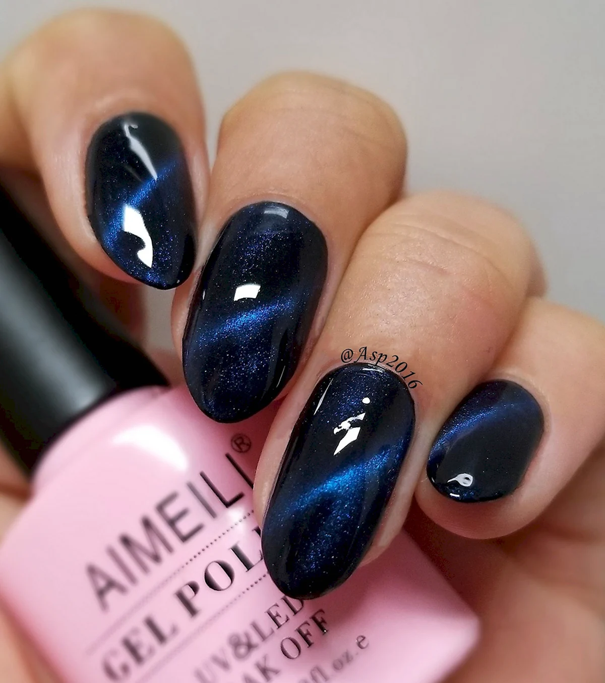 Кошачий глаз маникюр синий на черном