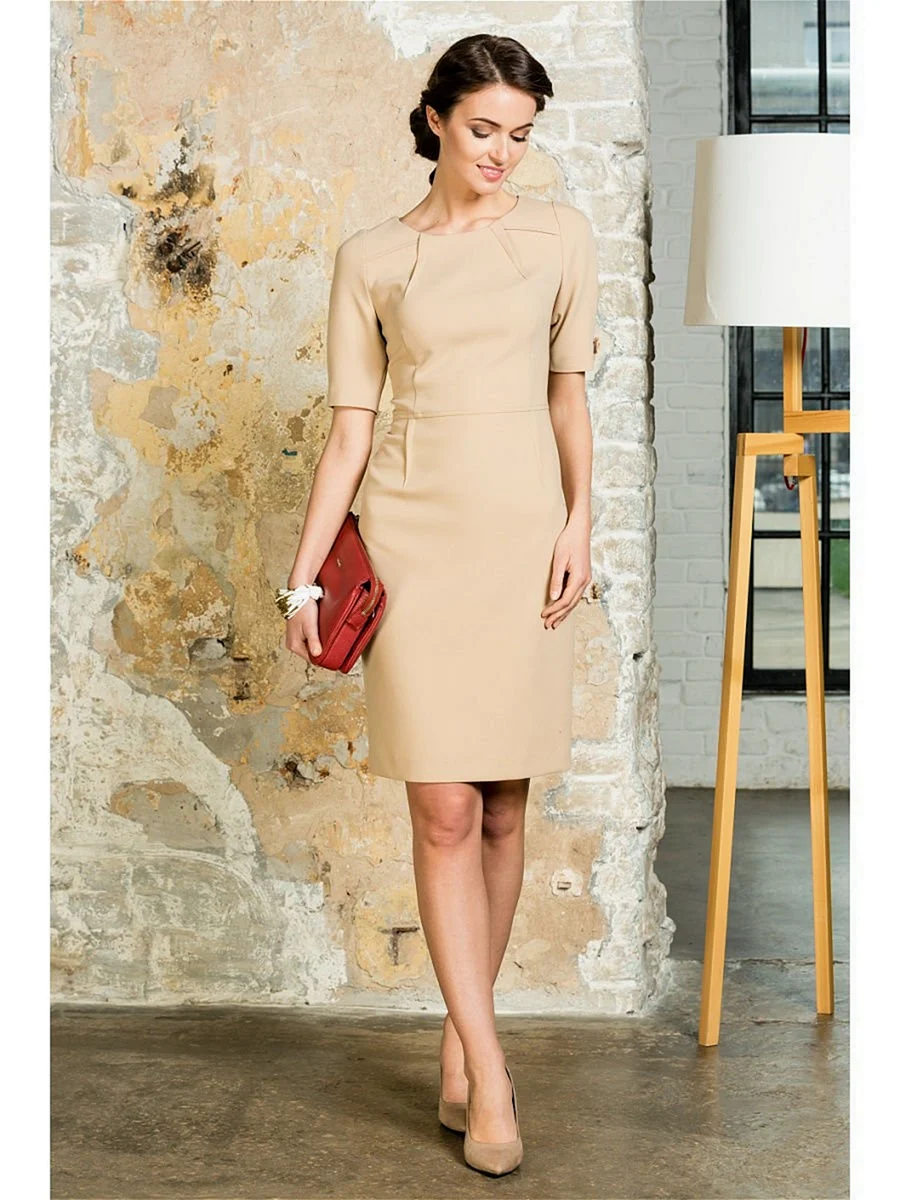 Бежевое платье