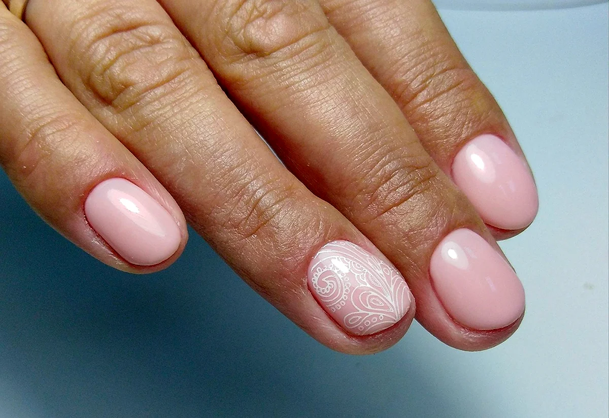 Молочно розовый маникюр