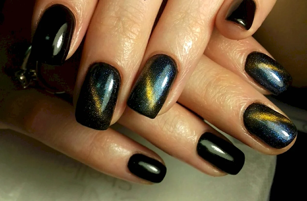 Маникюр черный кошачий глаз