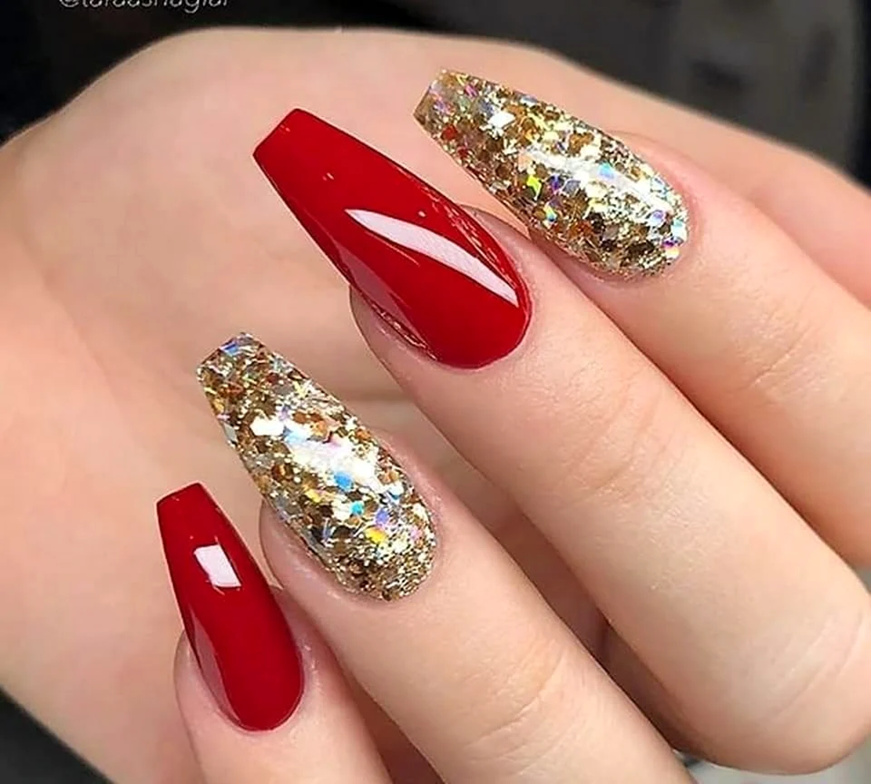 Ногти красные с золотом