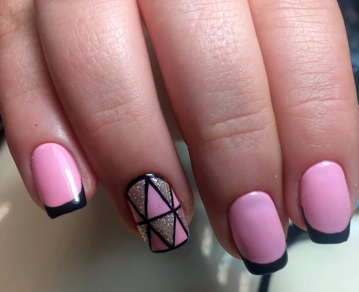 Маникюр розовый с черным