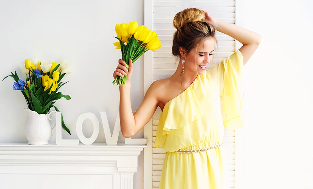 Девушка с желтыми тюльпанами