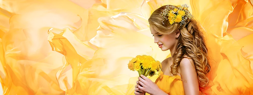 Красивая девушка в желтом