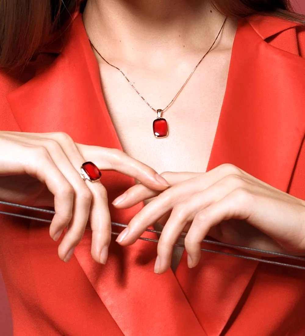 Красные украшения