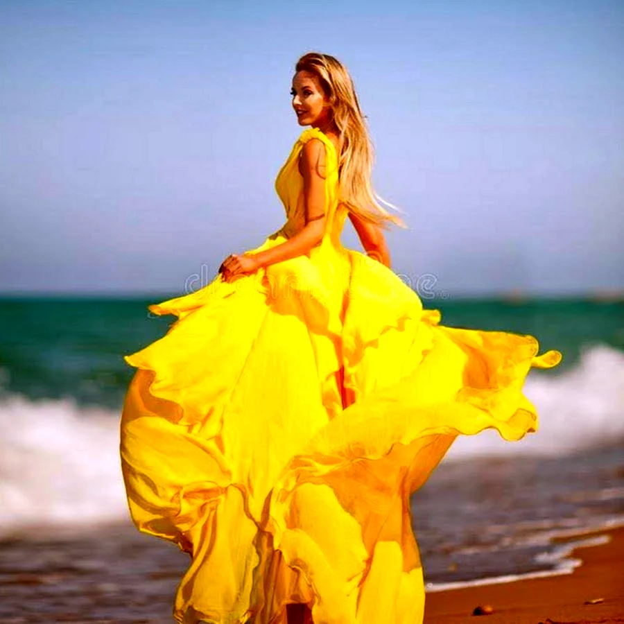 Девушка в длинном желтом платье